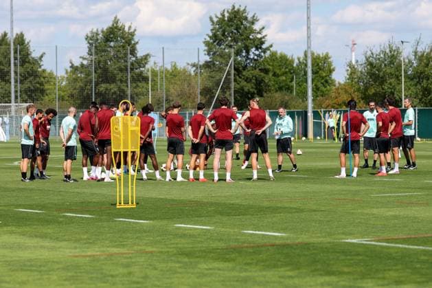die Mannschaft steht um Chef-Trainer Manuel Baum (FC Augsburg) im Kreis, Training FC Augsburg, Fussball, 1. Bundesliga, Saison 2026 27, 02.09.2026 Augsburg Bayern Deutschland *** The team stands in a circle around head coach Manuel Baum, FC Augsburg, FC Augsburg training, soccer, Bundesliga 1, 2026–27 season, February 9, 2026, Augsburg, Bavaria, Germany Copyright: xkolbert-press ChristianxKolbertx