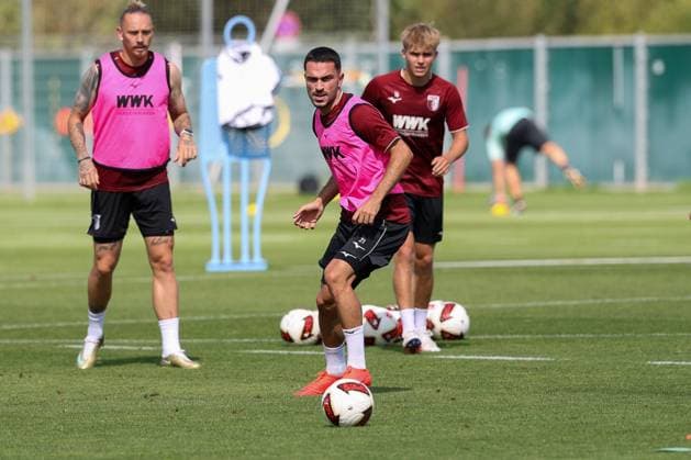 Arijon Ibrahimovic 21 (FC Augsburg) auf dem Trainingsplatz, Training FC Augsburg, Fussball, 1. Bundesliga, Saison 2026 27, 02.09.2026 Augsburg Bayern Deutschland *** Arijon Ibrahimovic, 21, FC Augsburg on the practice field, FC Augsburg practice, soccer, Bundesliga 1, 2026–27 season, February 9, 2026, Augsburg, Bavaria, Germany Copyright: xkolbert-press ChristianxKolbertx