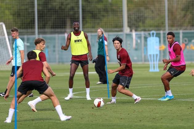 im Zweikampf, Aktion, mit Young-woo Seol 7 (FC Augsburg), Training FC Augsburg, Fussball, 1. Bundesliga, Saison 2026 27, 02.09.2026 Augsburg Bayern Deutschland *** One-on-one, action, featuring Young Woo Seol (No. 7, FC Augsburg), FC Augsburg training, soccer, Bundesliga 1, 2026–27 season, February 9, 2026, Augsburg, Bavaria, Germany Copyright: xkolbert-press ChristianxKolbertx