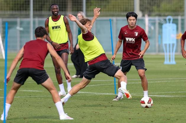 im Zweikampf, Aktion, mit Yannik Keitel 14 (FC Augsburg), Young-woo Seol 7 (FC Augsburg), Training FC Augsburg, Fussball, 1. Bundesliga, Saison 2026 27, 02.09.2026 Augsburg Bayern Deutschland *** One-on-one, action, featuring Yannik Keitel (14, FC Augsburg) and Young Woo Seol (7, FC Augsburg), FC Augsburg training, soccer, Bundesliga 1, 2026–27 season, February 9, 2026, Augsburg, Bavaria, Germany Copyright: xkolbert-press ChristianxKolbertx