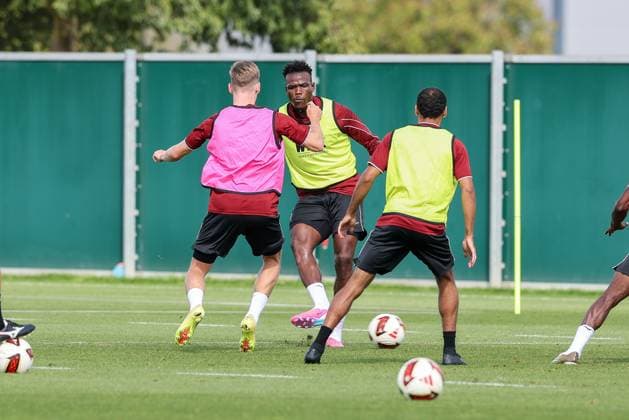 im Zweikampf, Aktion, mit Juma Bah 35 (FC Augsburg), Anton Kade 30 (FC Augsburg), Alexis Claude-Maurice 20 (FC Augsburg), Training FC Augsburg, Fussball, 1. Bundesliga, Saison 2026 27, 02.09.2026 Augsburg Bayern Deutschland Copyright: xkolbert-press ChristianxKolbertx