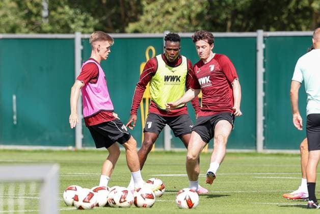 im Zweikampf, Aktion, mit Anton Kade 30 (FC Augsburg), Juma Bah 35 (FC Augsburg), Michael Gregoritsch 11 (FC Augsburg), Training FC Augsburg, Fussball, 1. Bundesliga, Saison 2026 27, 02.09.2026 Augsburg Bayern Deutschland *** One-on-one, action, featuring Anton Kade 30 (FC Augsburg), Juma Bah 35 (FC Augsburg), Michael Gregoritsch 11 (FC Augsburg), FC Augsburg training, soccer, Bundesliga 1, 2026–27 season, February 9, 2026, Augsburg, Bavaria, Germany Copyright: xkolbert-press ChristianxKolbertx