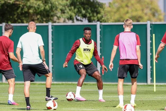 im Zweikampf, Aktion, mit Juma Bah 35 (FC Augsburg), Training FC Augsburg, Fussball, 1. Bundesliga, Saison 2026 27, 02.09.2026 Augsburg Bayern Deutschland *** One-on-one, action, with Juma Bah 35 (FC Augsburg), FC Augsburg practice, soccer, Bundesliga 1, 2026–27 season, February 9, 2026, Augsburg, Bavaria, Germany Copyright: xkolbert-press ChristianxKolbertx