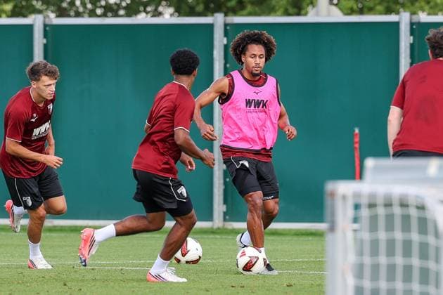 im Zweikampf, Aktion, mit Han-Noah Massengo 4 (FC Augsburg), Training FC Augsburg, Fussball, 1. Bundesliga, Saison 2026 27, 02.09.2026 Augsburg Bayern Deutschland *** One-on-one, action, featuring Han Noah Massengo (No. 4, FC Augsburg), FC Augsburg training, soccer, Bundesliga 1, 2026–27 season, February 9, 2026, Augsburg, Bavaria, Germany Copyright: xkolbert-press ChristianxKolbertx
