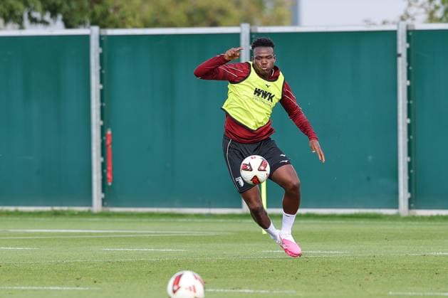am Ball Juma Bah 35 (FC Augsburg), Training FC Augsburg, Fussball, 1. Bundesliga, Saison 2026 27, 02.09.2026 Augsburg Bayern Deutschland *** Juma Bah, No. 35, FC Augsburg, FC Augsburg Training, Soccer, Bundesliga 1, 2026–27 Season, February 9, 2026, Augsburg, Bavaria, Germany Copyright: xkolbert-press ChristianxKolbertx