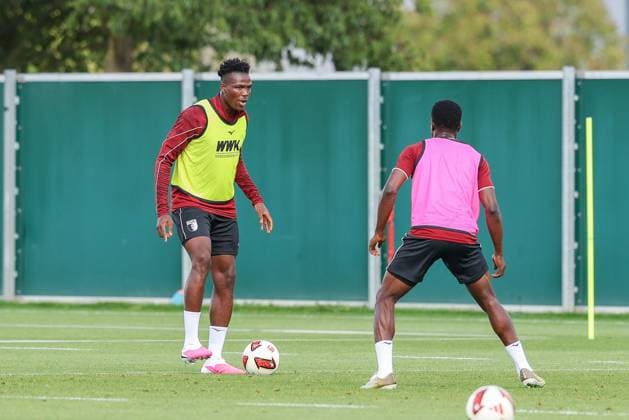 am Ball Juma Bah 35 (FC Augsburg), Training FC Augsburg, Fussball, 1. Bundesliga, Saison 2026 27, 02.09.2026 Augsburg Bayern Deutschland *** Juma Bah, 35, FC Augsburg, FC Augsburg training, soccer, Bundesliga 1, 2026–27 season, February 9, 2026, Augsburg, Bavaria, Germany Copyright: xkolbert-press ChristianxKolbertx