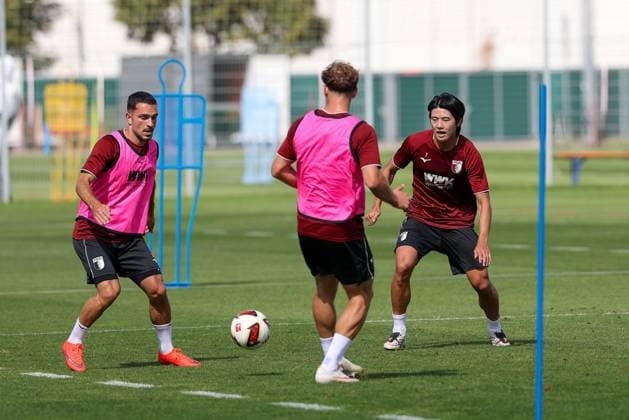 im Zweikampf, Aktion, mit Arijon Ibrahimovic 21 (FC Augsburg), Young-woo Seol 7 (FC Augsburg), Training FC Augsburg, Fussball, 1. Bundesliga, Saison 2026 27, 02.09.2026 Augsburg Bayern Deutschland *** One-on-one, action, featuring Arijon Ibrahimovic 21 (FC Augsburg) and Young Woo Seol 7 (FC Augsburg), FC Augsburg training, soccer, Bundesliga 1, 2026–27 season, February 9, 2026, Augsburg, Bavaria, Germany Copyright: xkolbert-press ChristianxKolbertx
