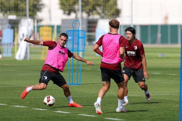 im Zweikampf, Aktion, mit Arijon Ibrahimovic 21 (FC Augsburg), Young-woo Seol 7 (FC Augsburg), Training FC Augsburg, Fussball, 1. Bundesliga, Saison 2026 27, 02.09.2026 Augsburg Bayern Deutschland *** One-on-one, action, featuring Arijon Ibrahimovic (21, FC Augsburg) and Young Woo Seol (7, FC Augsburg), FC Augsburg training, soccer, Bundesliga 1, 2026–27 season, February 9, 2026, Augsburg, Bavaria, Germany Copyright: xkolbert-press ChristianxKolbertx