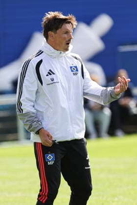 2026.09.02 xfsx Fussball 1. Bundesliga Hamburger Sportverein - Training am Volksparkstadion v.l. Trainer Merlin Polzin (Hamburger SV) gibt Anweisungen, gestikuliert, mit den Armen gestikulieren, gives instructions, gesticulate (DFL DFB regulations prohibit any use of photographs as image sequences and or quasi-video. *** September 2, 2026 xfsx Soccer 1st Bundesliga Hamburger Sportverein Training at the Volksparkstadion (from left) Coach Merlin Polzin Hamburger SV gives instructions, gesticulates, waves his arms, gives instructions, gesticulates. DFL and DFB regulations prohibit any use of photographs as image sequences and or quasi-video Copyright: HMBxMedia FernandoxSoares