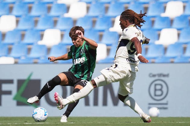 SassuoloÕs Benjamin Dominguez fights for the ball with FrosinoneÕs Enzo Tchato during the Round of 16 of Frecciarossa Italian Cup 2026 2027 match between Sassuolo and Frosinone at Mapei Stadium Cittˆ del Tricolore - Soccer - Reggio Emilia, Italy - Wednesday September 2, 2026  Copyright: xMassimoxPaolone LaPressex