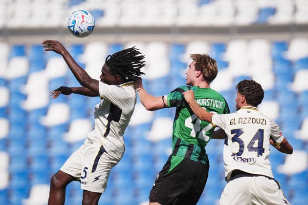 SassuoloÕs Kristian Thorstvedt fights for the ball with FrosinoneÕs Wisdom Amey and FrosinoneÕs Anouar El Azzouzi during the Round of 16 of Frecciarossa Italian Cup 2026 2027 match between Sassuolo and Frosinone at Mapei Stadium Cittˆ del Tricolore - Soccer - Reggio Emilia, Italy - Wednesday September 2, 2026  Copyright: xMassimoxPaolone LaPressex