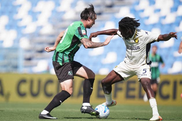 SassuoloÕs Kieron Bowie fights for the ball with FrosinoneÕs Wisdom Amey during the Round of 16 of Frecciarossa Italian Cup 2026 2027 match between Sassuolo and Frosinone at Mapei Stadium Cittˆ del Tricolore - Soccer - Reggio Emilia, Italy - Wednesday September 2, 2026  Copyright: xMassimoxPaolone LaPressex