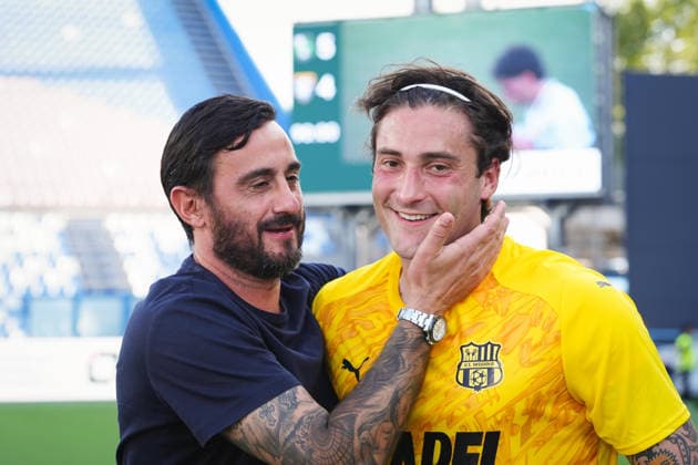 SassuoloÕs Stefano Turati and SassuoloÕs head coach Roberto Aquilani celebrate for the victory at the end of the Round of 16 of Frecciarossa Italian Cup 2026 2027 match between Sassuolo and Frosinone at Mapei Stadium Cittˆ del Tricolore - Soccer - Reggio Emilia, Italy - Wednesday September 2, 2026  Copyright: xMassimoxPaolone LaPressex