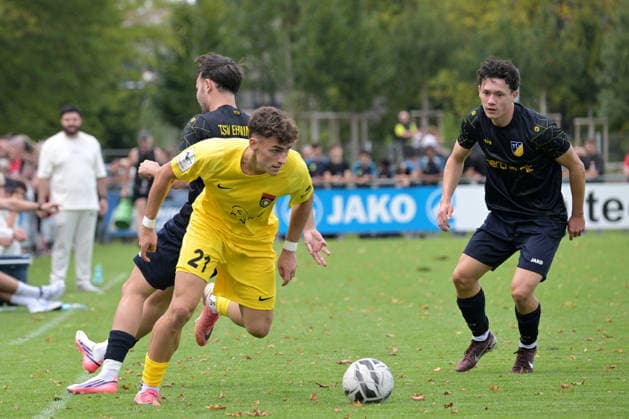 Luca Damiano Molinari (SG Sonnenhof Großaspach, 21) am mit Ball im Zweikampf mit Egemen Sarikaya (TSV Ehningen, 10) und Lion Janzen (TSV Ehningen, 16) TSV Ehningen vs. SG Sonnenhof Grossaspach, Fussball, DB-Regio wfv-Pokal Achtelfinale,Saison 2026 2027, 02.09.2026 TSV Ehningen vs. SG Sonnenhof Grossaspach, Fussball, DB-Regio wfv-Pokal Achtelfinale,Saison 2026 2027, 02.09.2026 Ehningen Copyright: xEibner-Pressefotox EP_TBR