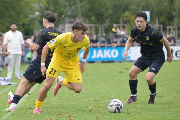 Luca Damiano Molinari (SG Sonnenhof Großaspach, 21) am mit Ball im Zweikampf mit Egemen Sarikaya (TSV Ehningen, 10) und Lion Janzen (TSV Ehningen, 16) TSV Ehningen vs. SG Sonnenhof Grossaspach, Fussball, DB-Regio wfv-Pokal Achtelfinale,Saison 2026 2027, 02.09.2026 TSV Ehningen vs. SG Sonnenhof Grossaspach, Fussball, DB-Regio wfv-Pokal Achtelfinale,Saison 2026 2027, 02.09.2026 Ehningen Copyright: xEibner-Pressefotox EP_TBR
