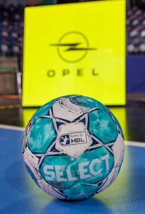 02.09.2026 - Handball - 1. Bundesliga OPEL HBL - Saison 2026 2027 - 02. Spieltag: HC Erlangen Metropolregion Nürnberg HCE - TSV Hannover-Burgdorf ( Die Recken ) - DaMa - xdaxmax - Opel-HBL Opel Handballbundesliga - Handball Ball - Werbung