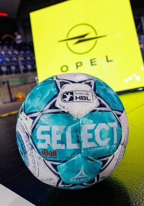 02.09.2026 - Handball - 1. Bundesliga OPEL HBL - Saison 2026 2027 - 02. Spieltag: HC Erlangen Metropolregion Nürnberg HCE - TSV Hannover-Burgdorf ( Die Recken ) - DaMa - xdaxmax - Opel-HBL Opel Handballbundesliga - Handball Ball - Werbung