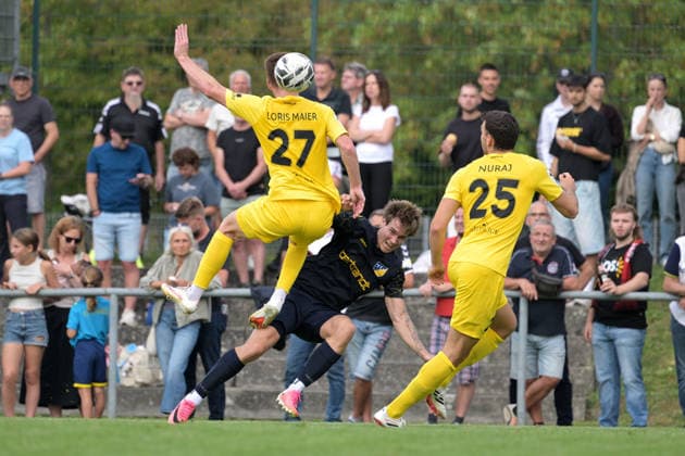 Maurice Dreher (TSV Ehningen, 11) im Zweikampf mit Loris Maier (SG Sonnenhof Großaspach, 27) und Arbnor Nuraj (SG Sonnenhof Großaspach, 25) TSV Ehningen vs. SG Sonnenhof Grossaspach, Fussball, DB-Regio wfv-Pokal Achtelfinale,Saison 2026 2027, 02.09.2026 TSV Ehningen vs. SG Sonnenhof Grossaspach, Fussball, DB-Regio wfv-Pokal Achtelfinale,Saison 2026 2027, 02.09.2026 Ehningen Copyright: xEibner-Pressefotox EP_TBR