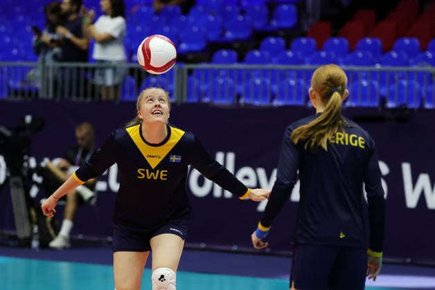 BRNO, TJECKIEN 20260902 Sveriges Hilda Gustafsson värmer upp under kvartsfinalen i damernas volleyboll-EM mellan Italien och Sverige i Brno, Tjeckien. BRNO TJECKIEN x9200x