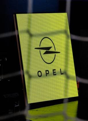 02.09.2026 - Handball - 1. Bundesliga OPEL HBL - Saison 2026 2027 - 02. Spieltag: HC Erlangen Metropolregion Nürnberg HCE - TSV Hannover-Burgdorf ( Die Recken ) - DaMa - xdaxmax - LED-Werbung Werbung Opel - Unschärfe Tornetz