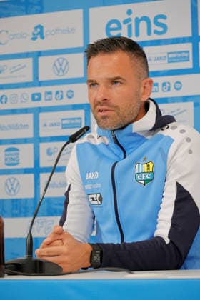 PK _CFC 02.09.2026, Chemnitz, eins- Stadion - An der Gellertstraße, CFC, Regionaliga Nordost, Pressekonferenz vor dem Spiel in der 2. Runde des Wernesgrüner Sachsenpokals gegen den Dresdner SC. Anwesend sind der Cheftrainer Benjamin Duda, die Pressesprecherin Nicole Ringeisen und der Torwart David Wunsch Cheftrainer Benjamin Duda Chemnitz Sachsen BRD