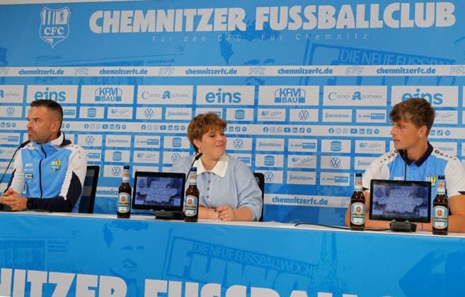 PK _CFC 02.09.2026, Chemnitz, eins- Stadion - An der Gellertstraße, CFC, Regionaliga Nordost, Pressekonferenz vor dem Spiel in der 2. Runde des Wernesgrüner Sachsenpokals gegen den Dresdner SC. Anwesend sind der Cheftrainer Benjamin Duda, die Pressesprecherin Nicole Ringeisen und der Torwart David Wunsch Chemnitz Sachsen BRD