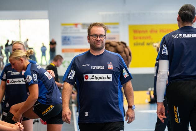 HSG Blomberg-Lippe (GER) vs. TuS Metzingen (GER), Handball, 1. Handball Bundesliga Frauen, Spieltag 2, Saison 2026 2027, Blomberg, 02.09.26 Steffen Birkner (HSG Blomberg-Lippe, Trainer) vor dem Spiel Blomberg Synflex-Arena an der Ulmenallee Deutschland