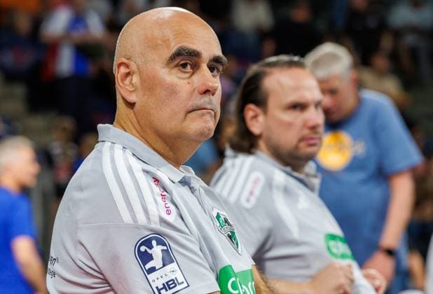 02.09.2026 - Handball - 1. Bundesliga OPEL HBL - Saison 2026 2027 - 02. Spieltag: HC Erlangen Metropolregion Nürnberg HCE - TSV Hannover-Burgdorf ( Die Recken ) - DaMa - xdaxmax - Juan Carlos Pastor Gomez (Trainer TSV Hannover-Burgdorf ) Nikolas Katsigiannis (Torwart-Trainer TSV Hannover-Burgdorf ) nachdenklich