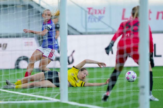 Women s European Cup Qualifiers: Valerenga vs. ZNK Radomlje, Oslo, September 2, 2026. Valerenga s Ronja Foss Arnesen and ZNK Radomlje s Nika Bazjak as Valerenga faces Slovenian club ZNK Radomlje in the second match of the women s European Cup qualifiersat Intility Stadium. Valerenga leads 2–0 after the first match. Photo: Terje Bendiksby, NTB, Oslo, Norway. EDITORIAL USE ONLY. RESTRICTED USE FOR BETTING COMPANIES  Copyright: xTerjexBendiksbyx xNTBx