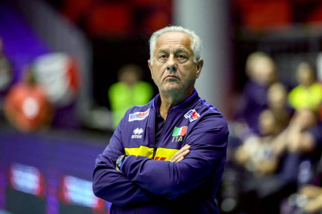 BRNO, TJECKIEN 20260902 Italiens förbundskapten Julio Velasco under kvartsfinalen i damernas volleyboll-EM mellan Italien och Sverige i Brno, Tjeckien. BRNO TJECKIEN x9200x