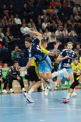 Handball 1. Opel Bundesliga 2026 2027 - Handball Club Hamburg (HCH) vs. TBV Stuttgart Nicolaj Jorgensen Joergensen (Hamburg) springt über die Klinge von Simone Mengon (Stuttgart) . Barclays Arena Hamburg Hamburg Foto: Frank Schoof