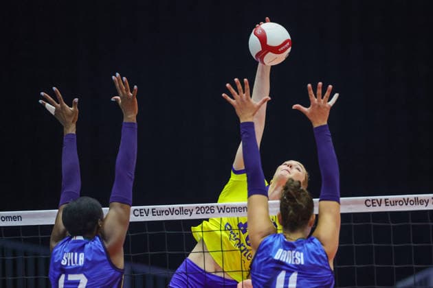 BRNO, TJECKIEN 20260902 Italiens Myriam Fatime Sylla och Italiens Anna Danesi mot Sveriges Isabelle Haak under kvartsfinalen i damernas volleyboll-EM mellan Italien och Sverige i Brno, Tjeckien. BRNO TJECKIEN x9200x