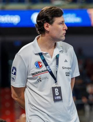 02.09.2026 - Handball - 1. Bundesliga OPEL HBL - Saison 2026 2027 - 02. Spieltag: HC Erlangen Metropolregion Nürnberg HCE - TSV Hannover-Burgdorf ( Die Recken ) - DaMa - xdaxmax - Johannes Sellin ( Trainer HC Erlangen HCE ) nachdenklich