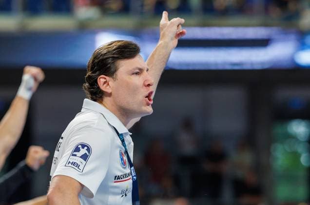02.09.2026 - Handball - 1. Bundesliga OPEL HBL - Saison 2026 2027 - 02. Spieltag: HC Erlangen Metropolregion Nürnberg HCE - TSV Hannover-Burgdorf ( Die Recken ) - DaMa - xdaxmax - Johannes Sellin ( Trainer HC Erlangen HCE ) zeigt an gestikuliert dirigiert gibt Anweisungen