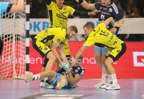 Foto : Samuel Röthlisberger (links) und Simone MENGON (rechts , beide Stuttgart) gegen Oliver NORLYK ( Hamburg ) Handball Herren 1. Bundesliga 2. Spieltag am Mi. 02.09.2026 Handball 1. Liga HCH Hamburg - TVB Stuttgart