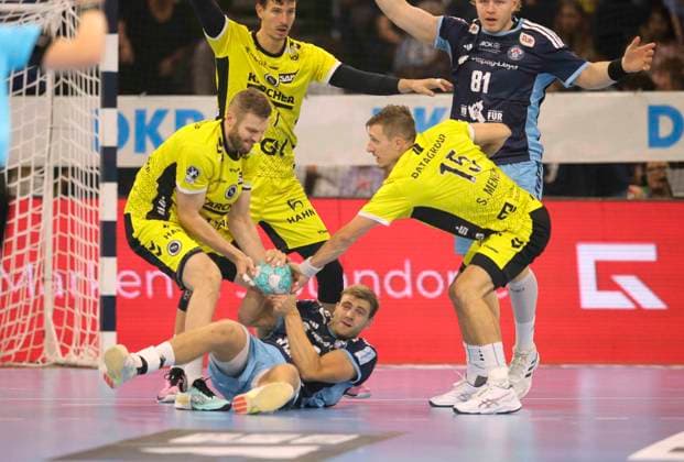 Foto : Samuel Röthlisberger (links) und Simone MENGON (rechts , beide Stuttgart) gegen Oliver NORLYK ( Hamburg ) Handball Herren 1. Bundesliga 2. Spieltag am Mi. 02.09.2026 Handball 1. Liga HCH Hamburg - TVB Stuttgart