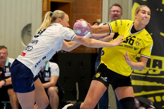 Fanny Elovson Union Neckarsulm) und Dana Bleckmann (Borussia Dortmund) kaempfen um den Ball waehrend des Spiels der Alsco Handball Bundesliga Frauen zwischen Borussia Dortmund und Sport-Union Neckarsulm, Sporthalle Wellinghofen am 02. September 2026 in Dortmund, Deutschland. (Foto von Marco Steinbrenner DeFodi Images) +++ Fanny Elovson (Sport-Union Neckarsulm) und Dana Bleckmann (Borussia Dortmund) battle for the ball during the Alsco Handball Bundesliga Frauen match between Borussia Dortmund and Sport-Union Neckarsulm at Sporthalle Wellinghofen on September 2, 2026 in Dortmund, Germany. (Photo by Marco Steinbrenner DeFodi Images) (Photo by Marco Steinbrenner DeFodi Images) -