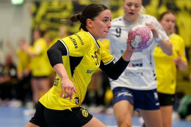 Kelly Vollebregt (Borussia Dortmund) kontrolliert den Ball waehrend des Spiels der Alsco Handball Bundesliga Frauen zwischen Borussia Dortmund und Union Neckarsulm, Sporthalle Wellinghofen am 02. September 2026 in Dortmund, Deutschland. (Foto von Marco Steinbrenner DeFodi Images) +++ Kelly Vollebregt (Borussia Dortmund) controls the ball during the Alsco Handball Bundesliga Frauen match between Borussia Dortmund and Sport-Union Neckarsulm at Sporthalle Wellinghofen on September 2, 2026 in Dortmund, Germany. (Photo by Marco Steinbrenner DeFodi Images) (Photo by Marco Steinbrenner DeFodi Images) -