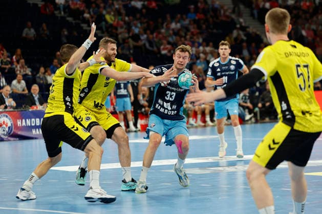 Handball 1. Opel Bundesliga 2026 2027 - Handball Club Hamburg (HCH) vs. TBV Stuttgart Moritz Sauter (Hamburg) wird von allen Seiten bedrängt . Barclays Arena Hamburg Hamburg Foto: Frank Schoof