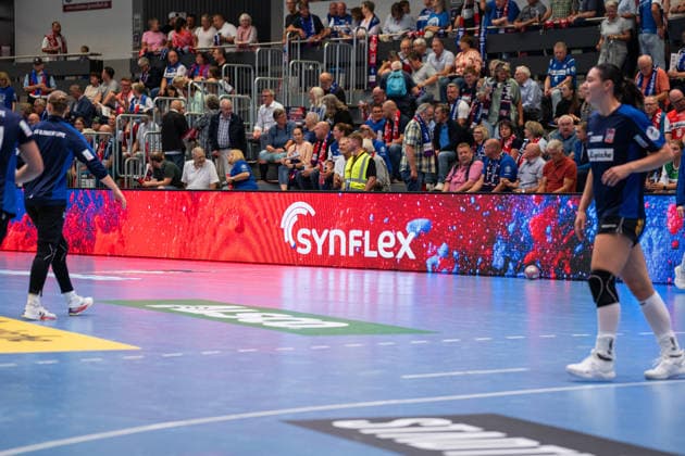 HSG Blomberg-Lippe (GER) vs. TuS Metzingen (GER), Handball, 1. Handball Bundesliga Frauen, Spieltag 2, Saison 2026 2027, Blomberg, 02.09.26 Werbung der Synflex Elektro GmbH auf der LED-Bande Blomberg Synflex-Arena an der Ulmenallee Deutschland