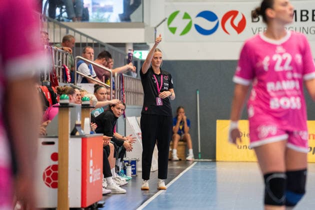 HSG Blomberg-Lippe (GER) vs. TuS Metzingen (GER), Handball, 1. Handball Bundesliga Frauen, Spieltag 2, Saison 2026 2027, Blomberg, 02.09.26 Miriam Hirsch (TuS Metzingen, Trainerin) freut sich Blomberg Synflex-Arena an der Ulmenallee Deutschland