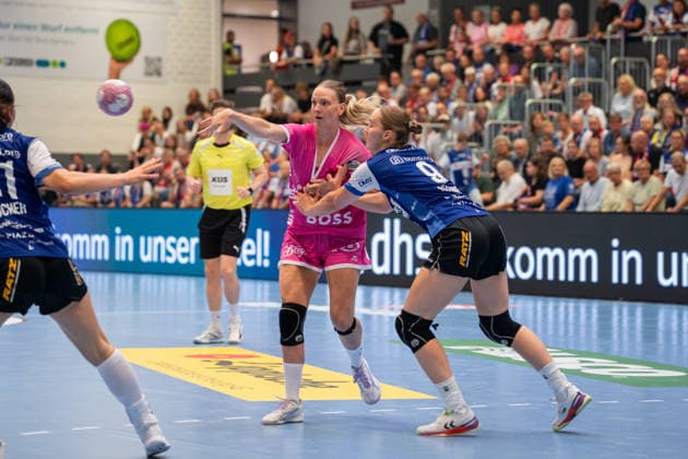 Charlotte Cholevova (TuS Metzingen, 96) im Angriff gegen Nieke Kuehne (HSG Blomberg-Lippe, 09) HSG Blomberg-Lippe (GER) vs. TuS Metzingen (GER), Handball, 1. Handball Bundesliga Frauen, Spieltag 2, Saison 2026 2027, Blomberg, 02.09.26 Blomberg Copyright: xEibner-Pressefotox EP_EER