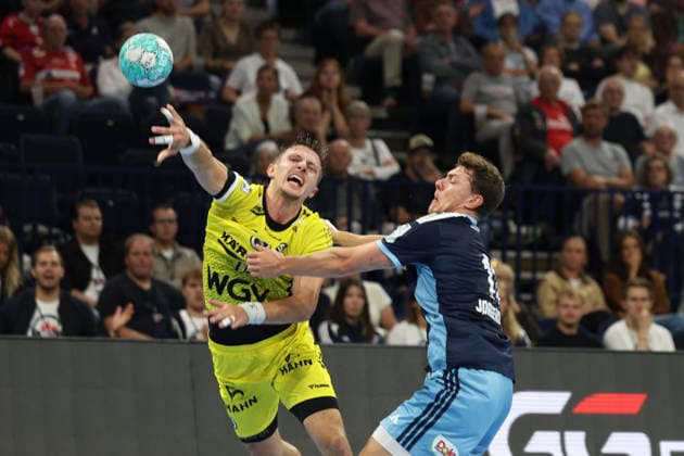 Handball I Herren I Saison 2026 2027 I Bundesliga I 2. Spieltag I Handball Club Hamburg - TVB Stuttgart I 02.09.2026 Simone Mengon (15, TVB Stuttgart) Nicolaj Jorgensen (11, Handball Club Hamburg) Hamburg Barclaycard Arena Hamburg Deutschland Copyright: xLobeca RalfxHomburgx