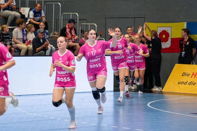Charlotte Kaehr (TuS Metzingen, 17) beim Einlaufen HSG Blomberg-Lippe (GER) vs. TuS Metzingen (GER), Handball, 1. Handball Bundesliga Frauen, Spieltag 2, Saison 2026 2027, Blomberg, 02.09.26 Blomberg Copyright: xEibner-Pressefotox EP_EER