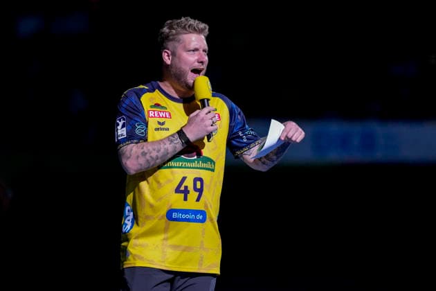 Kevin Gerwin (Moderator, Hallensprecher, RNL), gibt Anweisungen, gestikuliert, mit den Armen gestikulieren, Einzelbild, Einzelfoto, Aktion, Action, 02.09.2026, Mannheim (Deutschland), Handball, Bundesliga, Rhein-Neckar Löwen - VfL Gummersbach