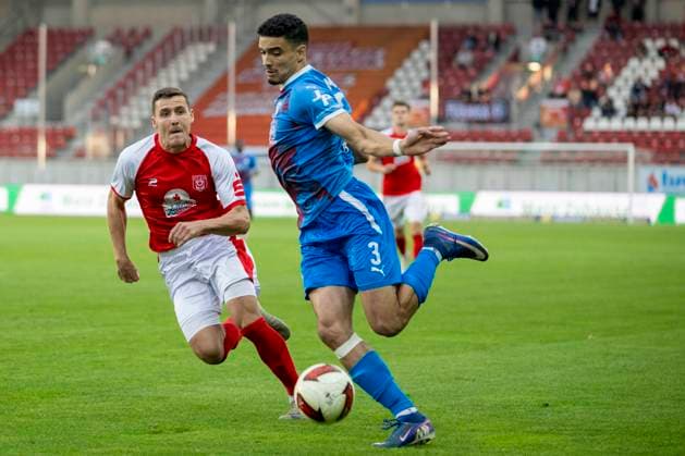 Regionalliga Nordost -Saison 26 27 Hallescher FC vs.SV Tasmania Berlin Halle, Deutschland 02.September 2026: Im Bild:v.li.Marius Hauptmann (Halle) und Youssef Labbouz (Tasm.Berlin) Halle Saale Leuna Chemie Stadion Sachsen-Anhalt Deutschland
