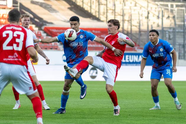 Regionalliga Nordost -Saison 26 27 Hallescher FC vs.SV Tasmania Berlin Halle, Deutschland 02.September 2026: Im Bild:v.li.Youssef Labbouz (Tasm.Berlin) und Niclas Stierlin (Halle) Halle Saale Leuna Chemie Stadion Sachsen-Anhalt Deutschland