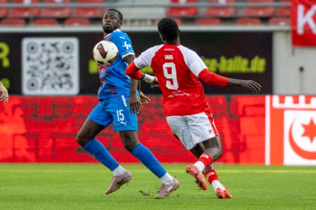 Regionalliga Nordost -Saison 26 27 Hallescher FC vs.SV Tasmania Berlin Halle, Deutschland 02.September 2026: Im Bild:v. li. im Zweikampf Jamilu Collins (Tasm.Berlin) und Bocar Baro (Halle) Halle Saale Leuna Chemie Stadion Sachsen-Anhalt Deutschland