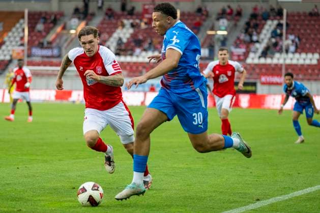 Regionalliga Nordost -Saison 26 27 Hallescher FC vs.SV Tasmania Berlin Halle, Deutschland 02.September 2026: Im Bild:v.li.Niclas Stierlin (Halle) und Danil Wostrikow (Tasm.Berlin) Halle Saale Leuna Chemie Stadion Sachsen-Anhalt Deutschland