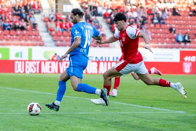 Regionalliga Nordost -Saison 26 27 Hallescher FC vs.SV Tasmania Berlin Halle, Deutschland 02.September 2026: Im Bild:v.li.Abdulkadir Beyazit (Tasm.Berlin) und Burim Halili (Halle) Halle Saale Leuna Chemie Stadion Sachsen-Anhalt Deutschland